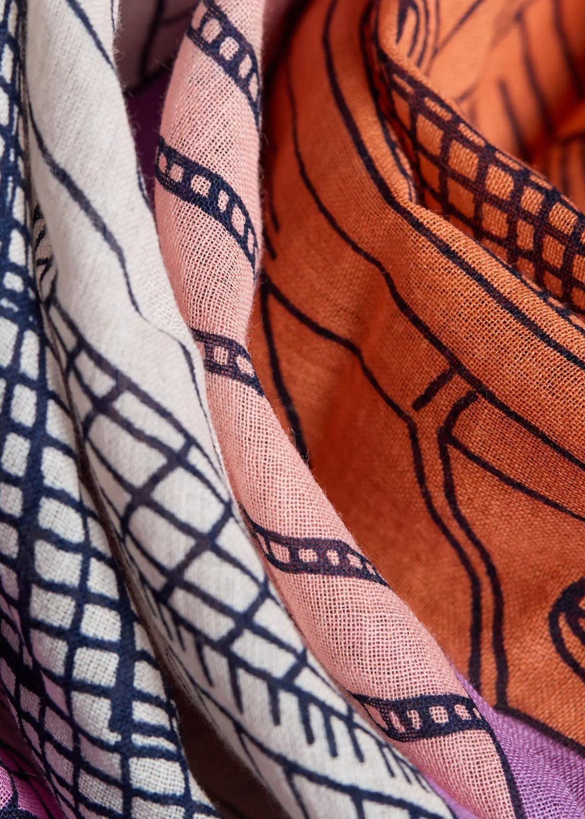 PARIS- RED SCARF by Inoui Editions