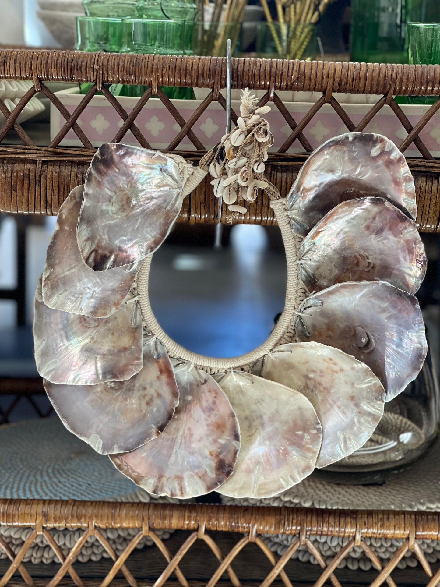 DECORATIVE SHELL NECKLACE